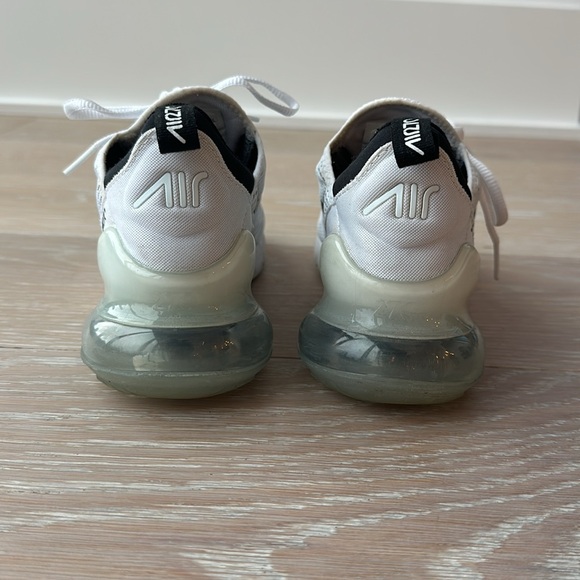 Barely worn - like new. Nike Air Max 270 Womens  7.5. - Picture 4 of 6
